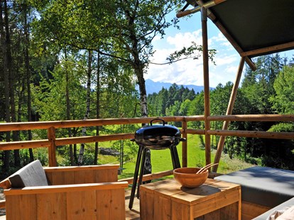 Luxuscamping - Tirol - Safari-Lodge-Zelt "Lion" Terrasse - Nature Resort Natterer See Safari-Lodge-Zelt "Lion" am Nature Resort Natterer See