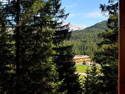 Luxuscamping - Tiroler Oberland - Ausblick vom Baumhaus zum Badehaus - Das Kranzbach Das Kranzbach - Baumhaus