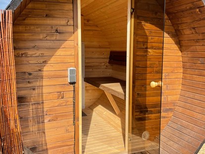 Luxuscamping - Art der Unterkunft: spezielle Unterkunft - Fasssauna am Tinyhouse und Hot Tub - Campingpark Heidewald Campingpark Heidewald